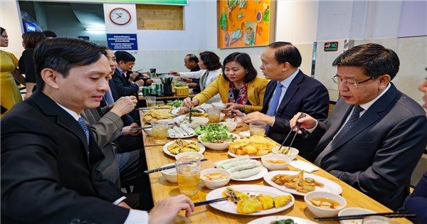 Trải nghiệm ẩm thực bình dân trên Phố Nguyễn Khắc Hiếu, quận Ba Đình, Hà Nội